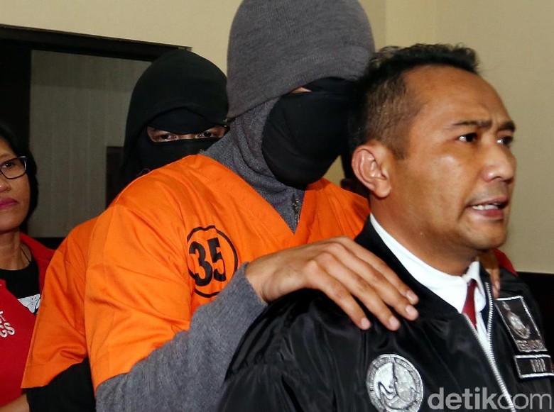 Ello Pakai Ganja untuk Senang-senang Ello Pakai Ganja untuk Senang-senang