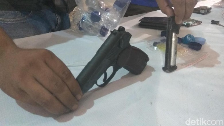 Polisi Sita Airsoft Gun Anggota Dewan Aceh yang Ditangkap Nyabu Polisi Sita Airsoft Gun Anggota Dewan Aceh yang Ditangkap Nyabu