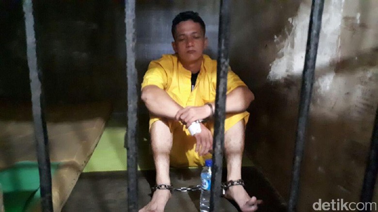 Ditahan, Tangan Serda Wira Sinaga Diborgol dan Kakinya Dirantai Ditahan, Tangan Serda Wira Sinaga Diborgol dan Kakinya Dirantai