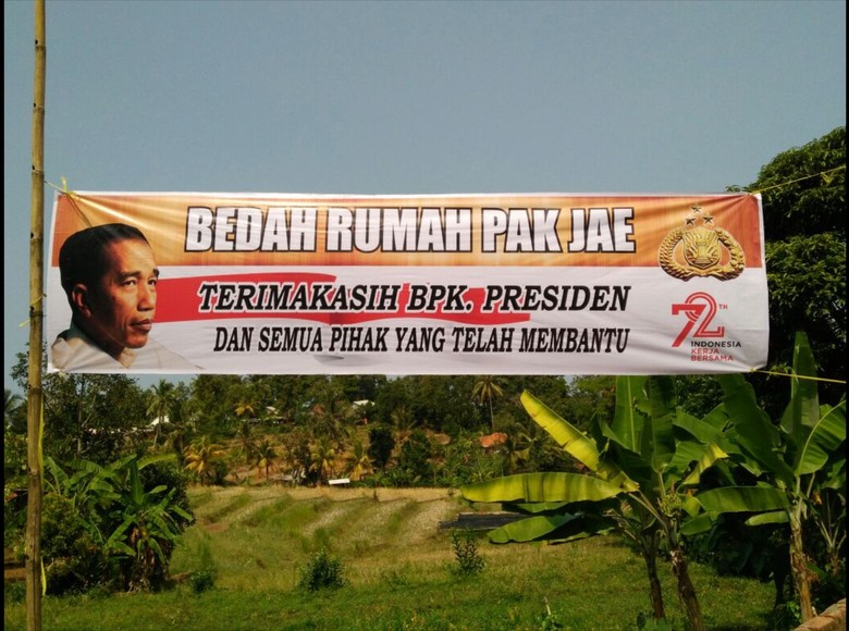 Semangat Warga Bedah Rumah Pak Jae yang Dapat Bantuan Jokowi Semangat Warga Bedah Rumah Pak Jae yang Dapat Bantuan Jokowi