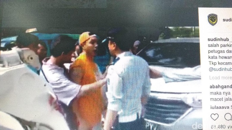 Tidak Terima Diderek, Pria di Matraman Caci Maki Petugas Dishub Tidak Terima Diderek, Pria di Matraman Caci Maki Petugas Dishub