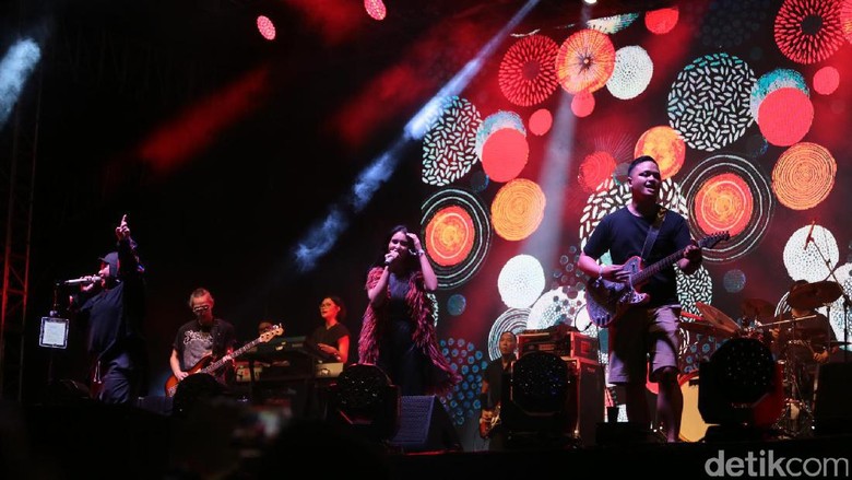Seru-seruan Nostalgia Bareng Potret di We The Fest 2017 Seru-seruan Nostalgia Bareng Potret di We The Fest 2017