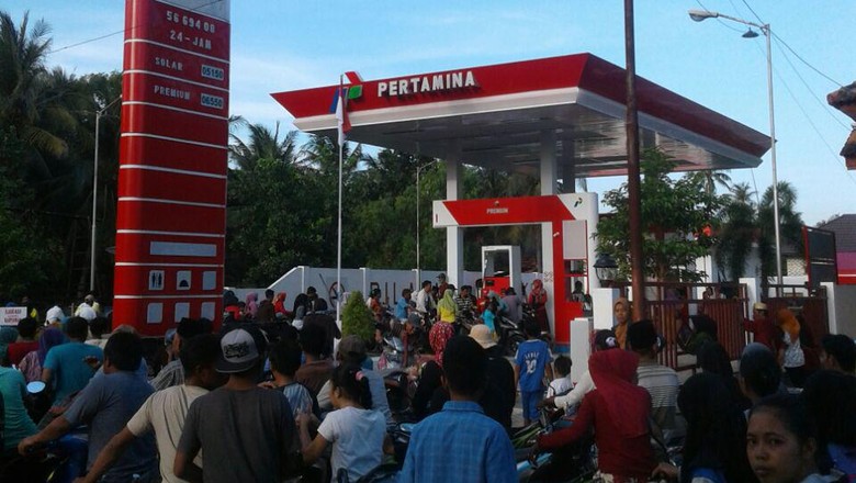 Dihadang Ombak, Pertamina Kesulitan Kirim BBM ke Pulau Masalembu Dihadang Ombak, Pertamina Kesulitan Kirim BBM ke Pulau Masalembu
