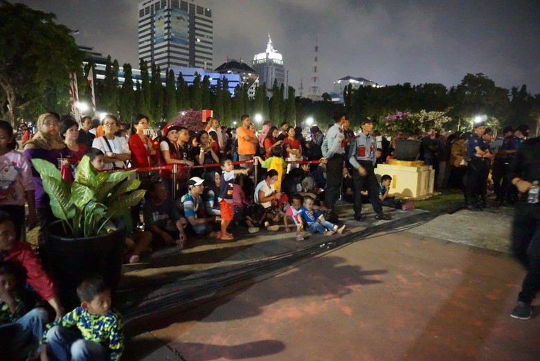 Warga Antusias Tunggu Peresmian Air Mancur Menari di Monas Warga Antusias Tunggu Peresmian Air Mancur Menari di Monas