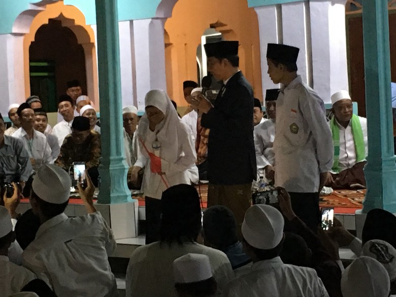 Haru, Santri Puteri ini Tak Kuat Menahan Tangis Saat Bertemu Jokowi Haru, Santri Puteri ini Tak Kuat Menahan Tangis Saat Bertemu Jokowi