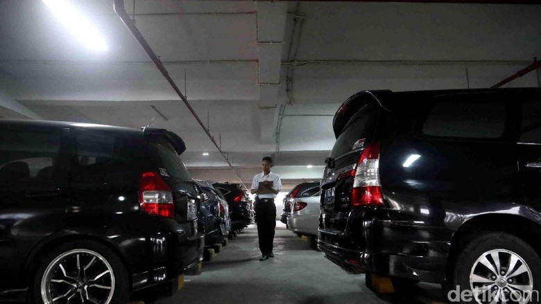 Aturan Memiliki Mobil Harus Punya Garasi Berpotensi Ada PHK Aturan Memiliki Mobil Harus Punya Garasi Berpotensi Ada PHK