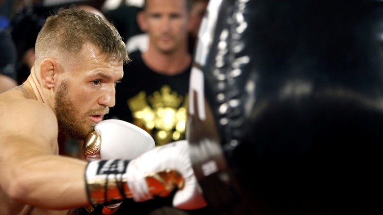 Sarung Tinju Ringan Diklaim Bakal Untungkan McGregor Sarung Tinju Ringan Diklaim Bakal Untungkan McGregor