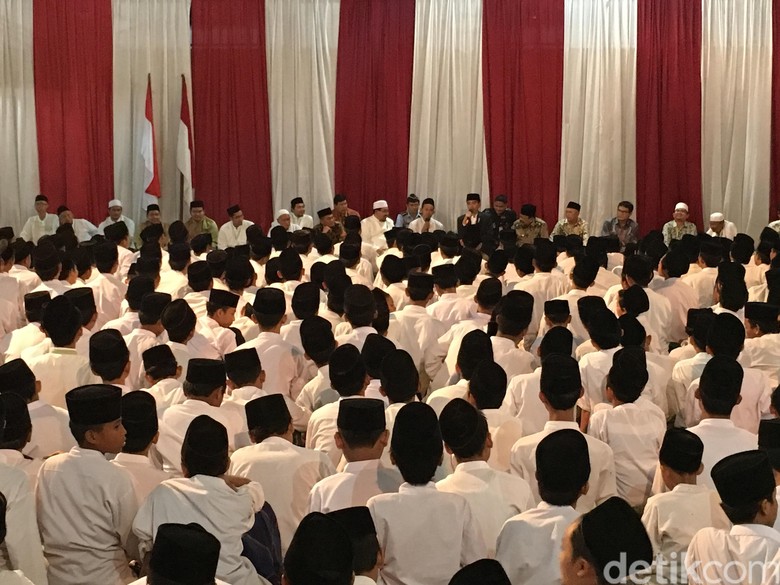 Saat Jokowi Goda Si Ganteng dari Ponpes Assunniyyah Jember Saat Jokowi Goda Si Ganteng dari Ponpes Assunniyyah Jember