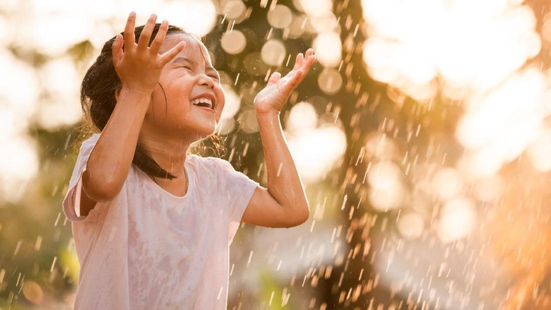 Ilustrasi anak hujan-hujanan/ Foto: thinkstock Ilustrasi anak hujan-hujanan/ Foto: thinkstock