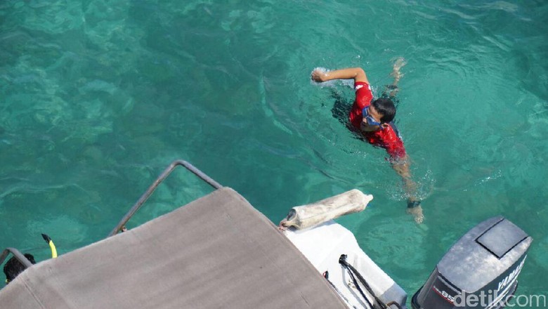 Saat Sandiaga Lompat di Atas Jembatan Cinta Pulau Tidung Saat Sandiaga Lompat di Atas Jembatan Cinta Pulau Tidung