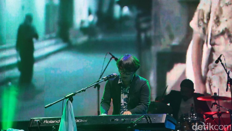 Mondo Gascaro Buat Riang Sore di We The Fest 2017 Mondo Gascaro Buat Riang Sore di We The Fest 2017