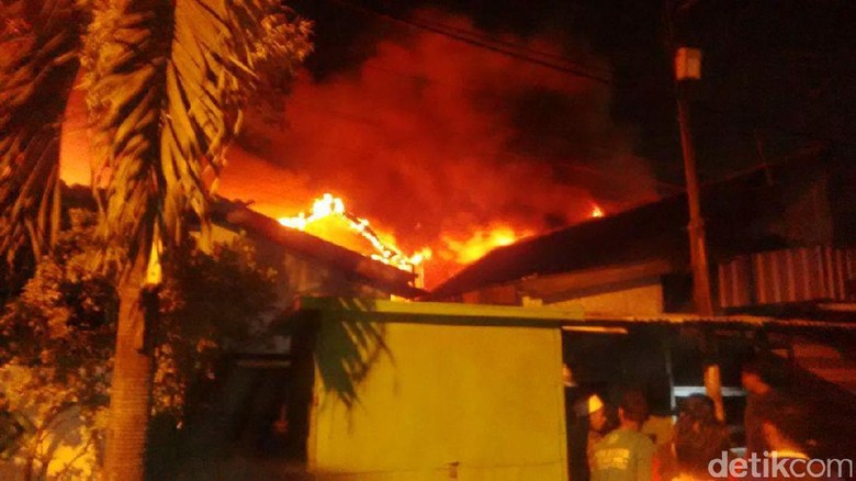5 Rumah di Pemukiman Padat Penduduk Jalan Tales Surabaya Terbakar 5 Rumah di Pemukiman Padat Penduduk Jalan Tales Surabaya Terbakar