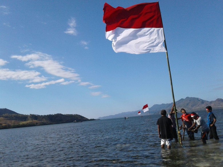 Saat 1.000 Bendera Merah Putih Berkibar di Perbatasan RI-Timor Leste Saat 1.000 Bendera Merah Putih Berkibar di Perbatasan RI-Timor Leste