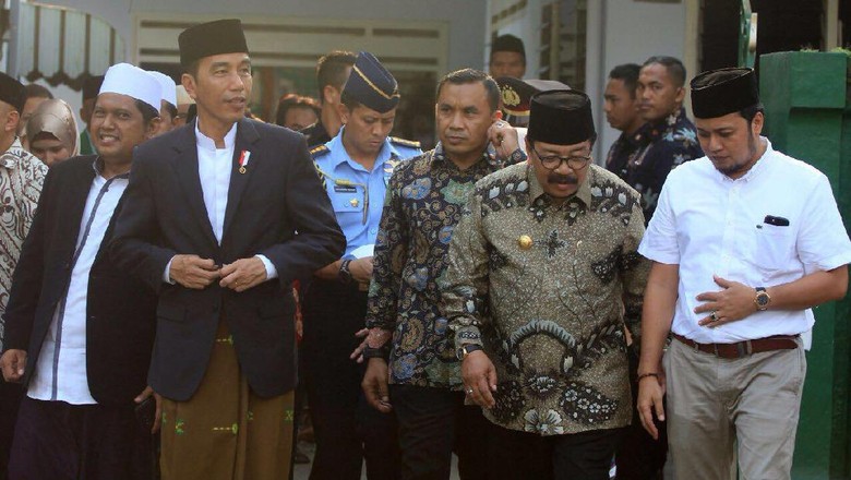 Nostalgia, Jokowi Ajak Iriana Masuk Kampus di Jember Nostalgia, Jokowi Ajak Iriana Masuk Kampus di Jember