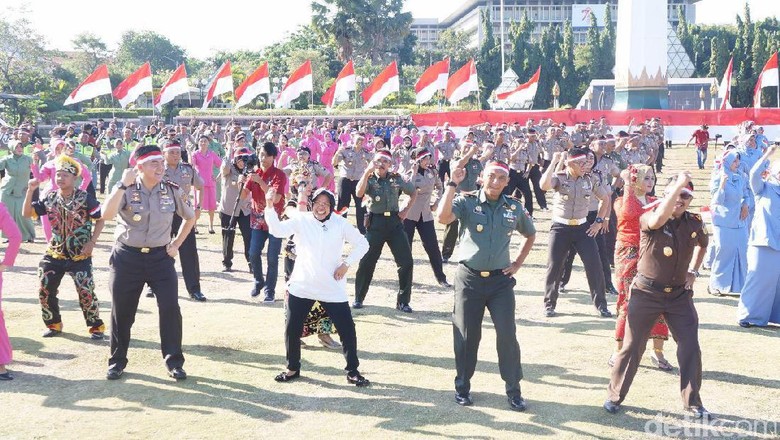 Wali Kota Risma Goyang Bareng Kapolrestabes Meriahkan HUT ke-72 RI Wali Kota Risma Goyang Bareng Kapolrestabes Meriahkan HUT ke-72 RI