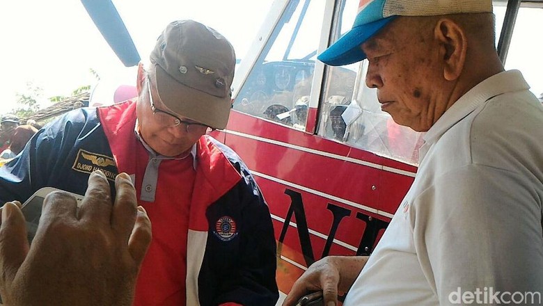 Pesawat Koni yang Mendarat di Ponorogo Dipiloti Pensiunan TNI AU Pesawat Koni yang Mendarat di Ponorogo Dipiloti Pensiunan TNI AU