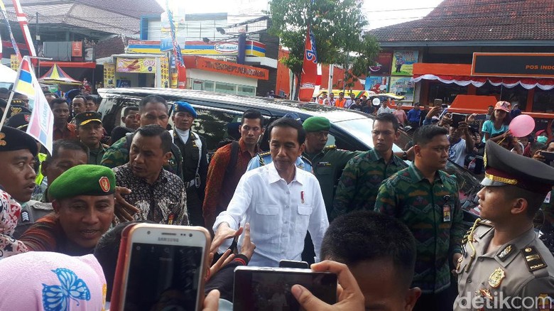 Nonton Karnaval Jember, Jokowi: Tak Kalah dengan di AS dan Brasil Nonton Karnaval Jember, Jokowi: Tak Kalah dengan di AS dan Brasil
