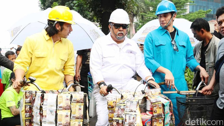 Kaki Mentok Setang, Indro Warkop Tak Bisa Kayuh Sepeda Kaki Mentok Setang, Indro Warkop Tak Bisa Kayuh Sepeda