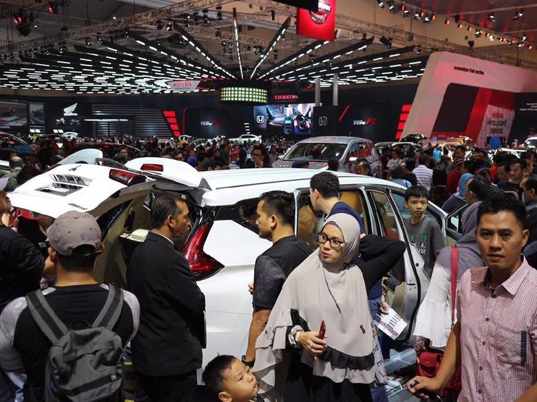 Pengunjung Ramai-ramai Lihat Xpander Pengunjung Ramai-ramai Lihat Xpander