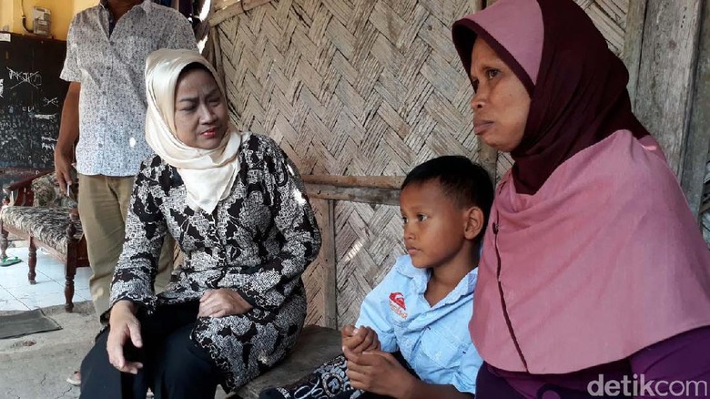 Sering Diejek, Bocah Tanpa Anus ini Tidak Mau Sekolah Sering Diejek, Bocah Tanpa Anus ini Tidak Mau Sekolah