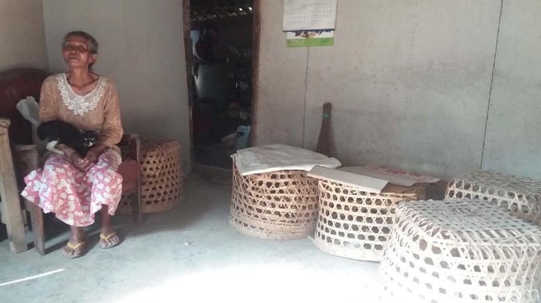 Nenek Manisah, Hidup Sebatangkara Ditemani 7 Ekor Ayam Nenek Manisah, Hidup Sebatangkara Ditemani 7 Ekor Ayam