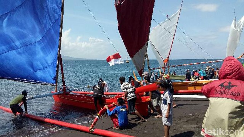 54 Perahu Layar Tradisional Taklukkan Selat Bali 54 Perahu Layar Tradisional Taklukkan Selat Bali
