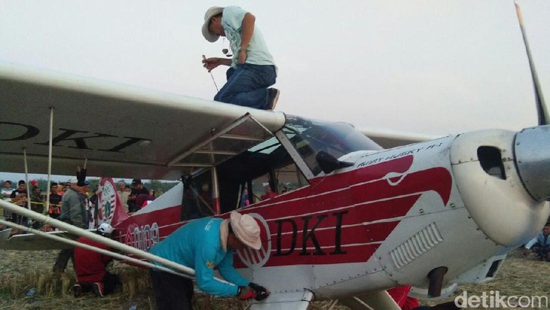 Pesawat Koni yang Mendarat di Ponorogo Dinaikan Trailer ke Pacitan Pesawat Koni yang Mendarat di Ponorogo Dinaikan Trailer ke Pacitan