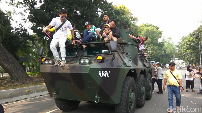Anoa dan Komodo Jadi Sasaran Selfie di Pameran Alutsista Kemenhan Anoa dan Komodo Jadi Sasaran Selfie di Pameran Alutsista Kemenhan