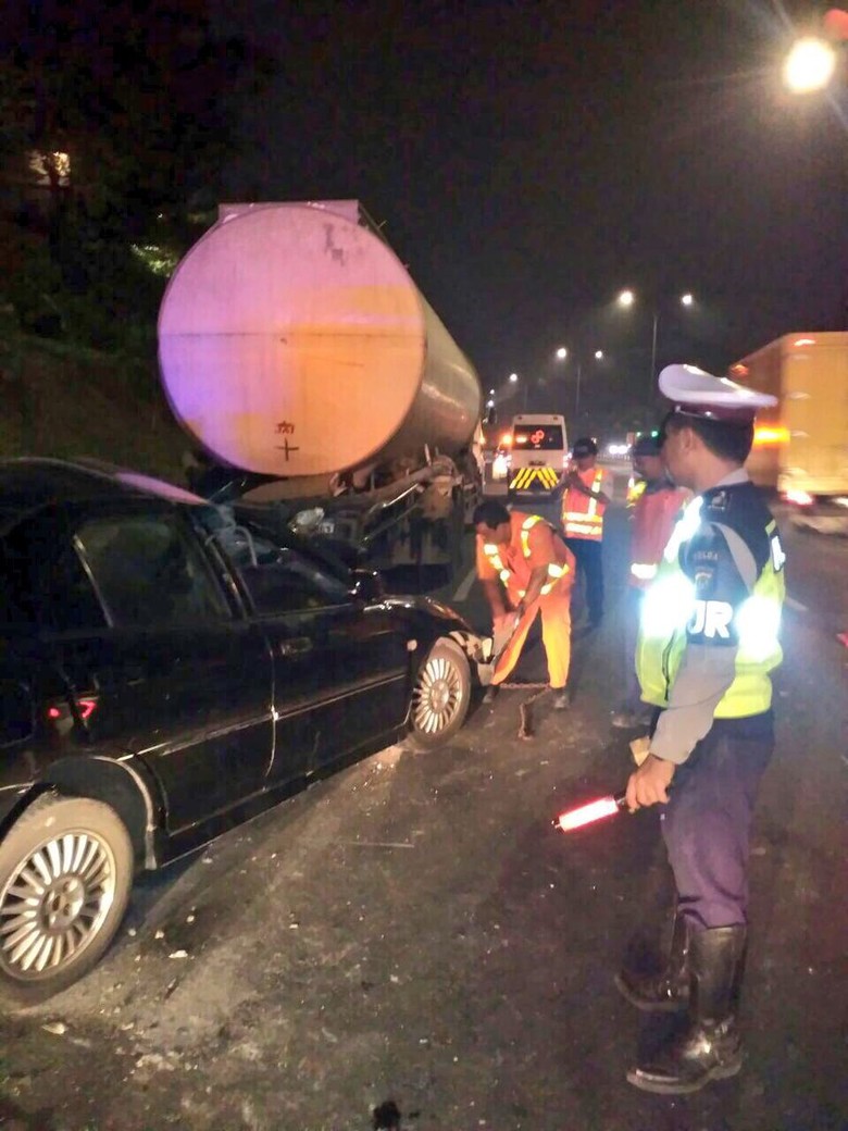 Sedan dan Truk Kecelakaan di Tol Gedong, Ada Korban Tewas Sedan dan Truk Kecelakaan di Tol Gedong, Ada Korban Tewas