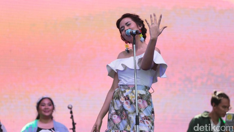 Pamer Cincin di Panggung, Raisa Bikin Penonton Galau Pamer Cincin di Panggung, Raisa Bikin Penonton Galau