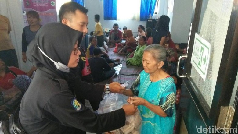 Pemkot Surabaya Beri Bantuan Korban Kebakaran Jalan Tales Pemkot Surabaya Beri Bantuan Korban Kebakaran Jalan Tales
