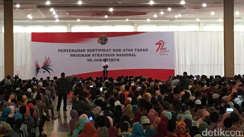 Jokowi Bagikan 2.850 Sertifikat Tanah untuk Warga Jawa Timur Jokowi Bagikan 2.850 Sertifikat Tanah untuk Warga Jawa Timur