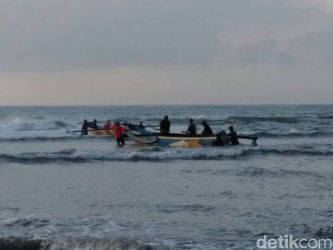 Perahu Terbalik Dihantam Ombak, Satu Nelayan Blitar Hilang