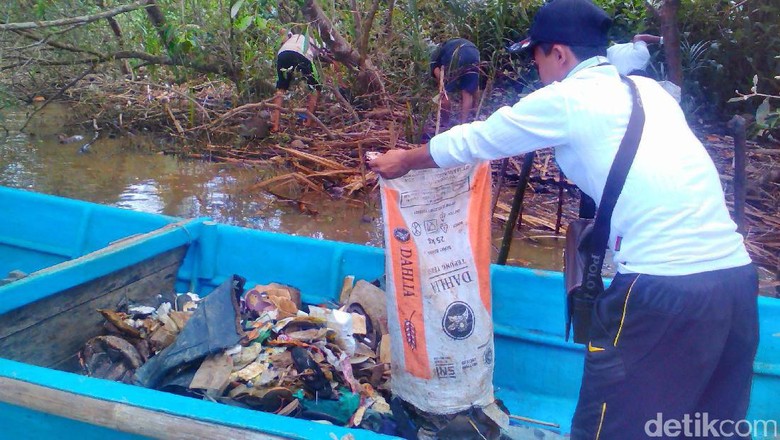 Bersih Sampah di Segara Anakan Kampung Laut Cilacap Bersih Sampah di Segara Anakan Kampung Laut Cilacap