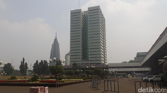 Image result for Gedung Nusantara I yang diklaim miring 7 derajat