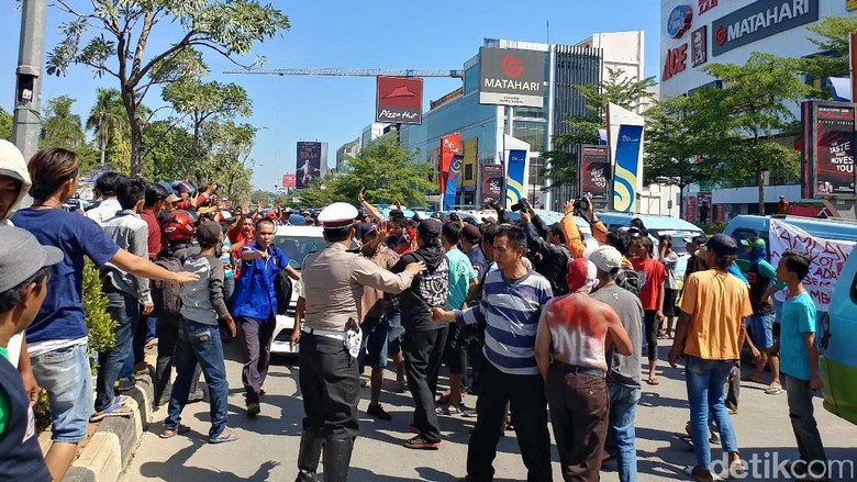 Sopir Angkot dan Tukang Becak di Cirebon Sweeping Taksi Online Sopir Angkot dan Tukang Becak di Cirebon Sweeping Taksi Online