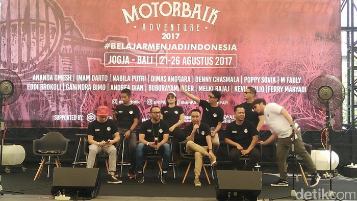 Artis Touring Naik Motor Tanpa Pengawalan Polisi Artis Touring Naik Motor Tanpa Pengawalan Polisi