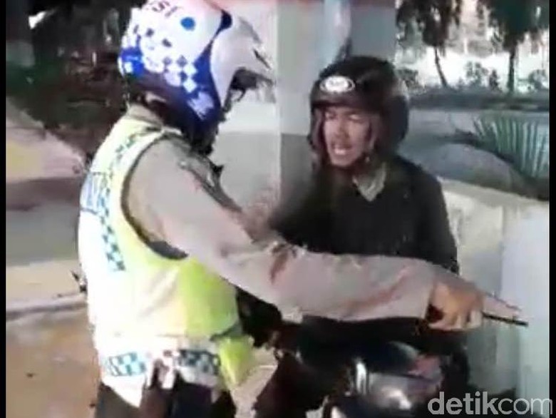 Tak Terima Ditilang, Pengendara Ini Malah Rusak Motor Sendiri Tak Terima Ditilang, Pengendara Ini Malah Rusak Motor Sendiri
