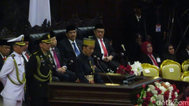 Jokowi: Kita Ingin Rakyat di Perbatasan Bangga Jadi Bagian NKRI Jokowi: Kita Ingin Rakyat di Perbatasan Bangga Jadi Bagian NKRI