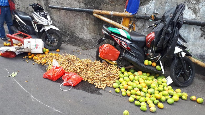 Penjual Buah dan Marketing Motor di Trotoar Tanah Abang Ditertibkan Penjual Buah dan Marketing Motor di Trotoar Tanah Abang Ditertibkan