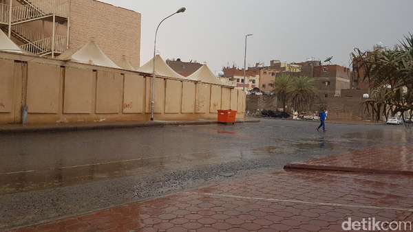 Hujan Mengguyur Madinah, Suhu Panas Turun Hujan Mengguyur Madinah, Suhu Panas Turun