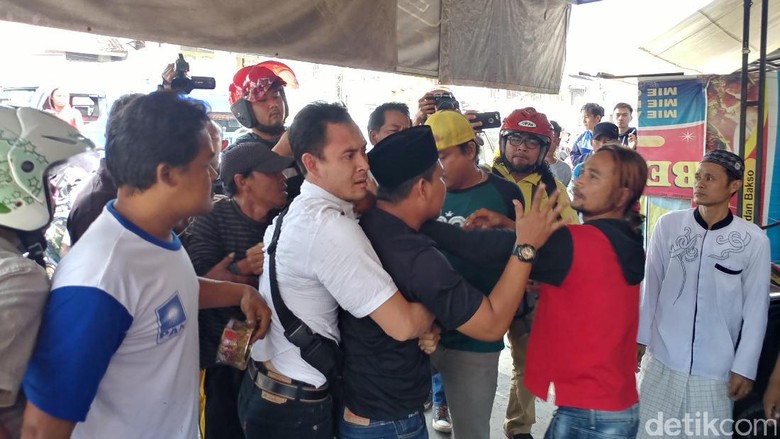 Diduga Sopir Taksi Online, Seorang Pria di Cirebon Dihajar Massa Diduga Sopir Taksi Online, Seorang Pria di Cirebon Dihajar Massa