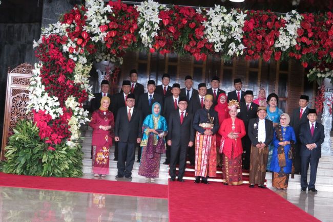 Jokowi Pakai Baju Adat Bugis, JK Pakai Blankon ke Sidang 