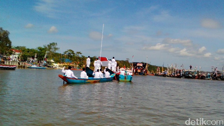 Warga Kampung Laut Cilacap Gelar Upacara di Tengah Laguna Warga Kampung Laut Cilacap Gelar Upacara di Tengah Laguna