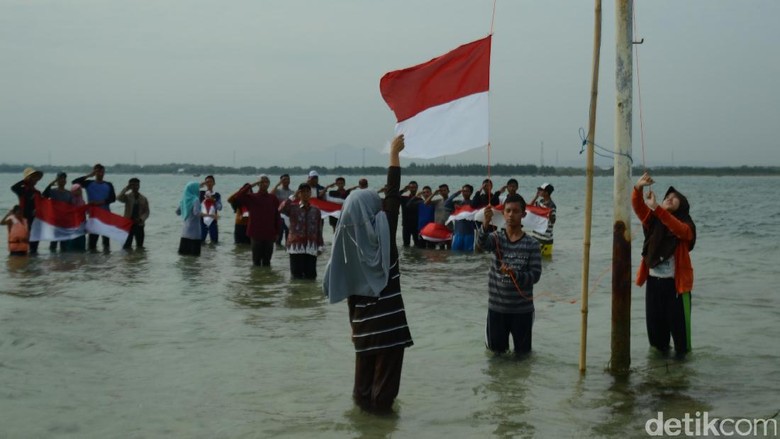 Puluhan Pemuda di Rembang Gelar Upacara Bendera di Laut Puluhan Pemuda di Rembang Gelar Upacara Bendera di Laut