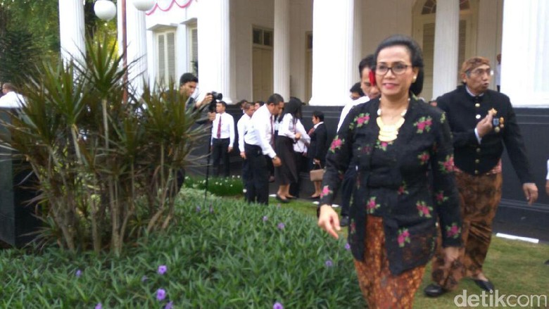 Cantiknya Sri Mulyani Berkebaya Pimpin Upacara HUT RI di Kemenkeu Cantiknya Sri Mulyani Berkebaya Pimpin Upacara HUT RI di Kemenkeu