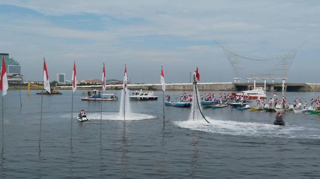 Upacara di Pantai Losari, Merah Putih Dikibarkan di Atas Laut