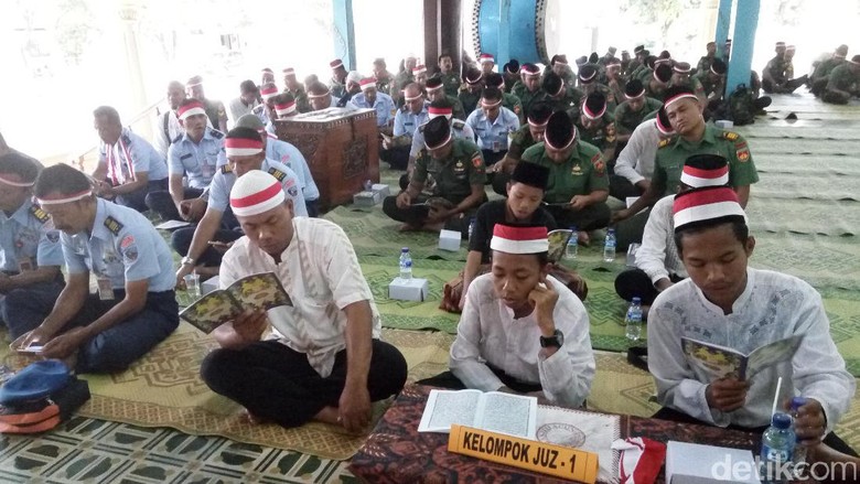 Aksi 171717, TNI di Surakarta Peringati HUT RI di Masjid Agung Aksi 171717, TNI di Surakarta Peringati HUT RI di Masjid Agung