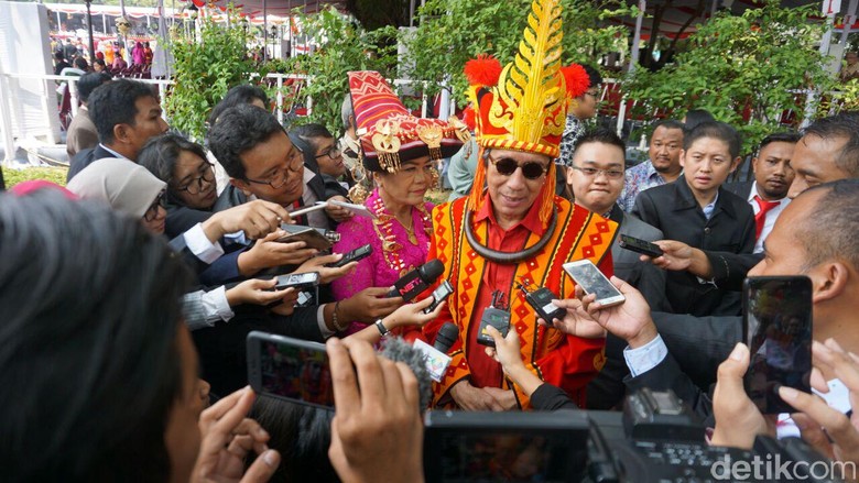 Jokowi Umumkan Busana Adat Terbaik Berhadiah Sepeda, Yasonna Juara Jokowi Umumkan Busana Adat Terbaik Berhadiah Sepeda, Yasonna Juara