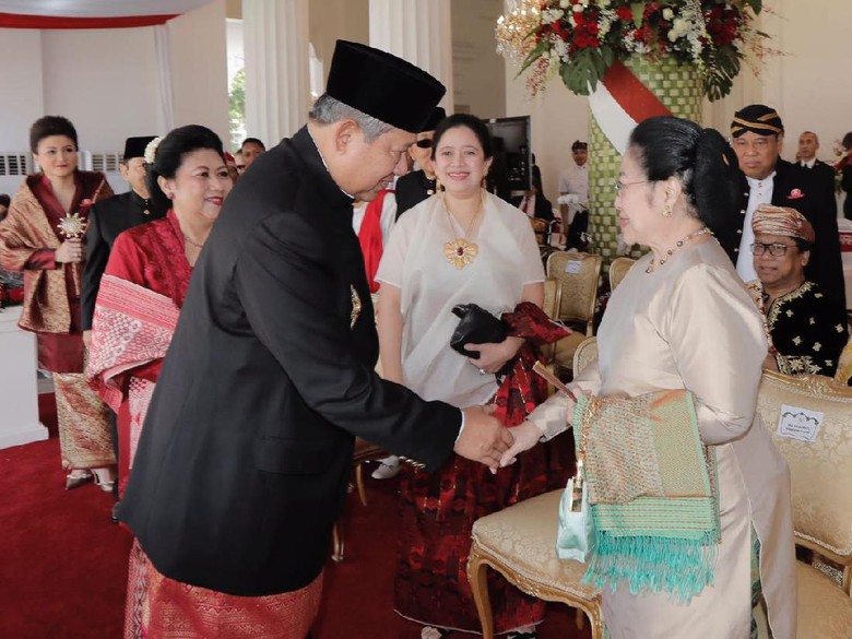 Salaman SBY-Mega dan Melesetnya Prediksi Roy Suryo Salaman SBY-Mega dan Melesetnya Prediksi Roy Suryo